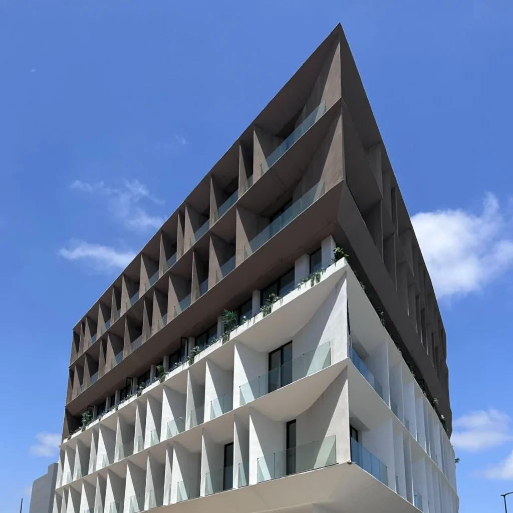 Immeuble de logements aux balcons vitrés et façade sculptée