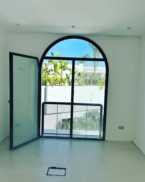 Porte-fenêtre cintrée en aluminium