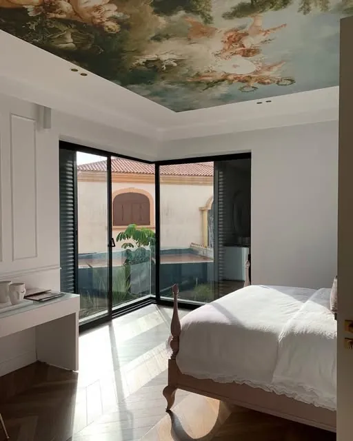 Baie d'angle dans une chambre